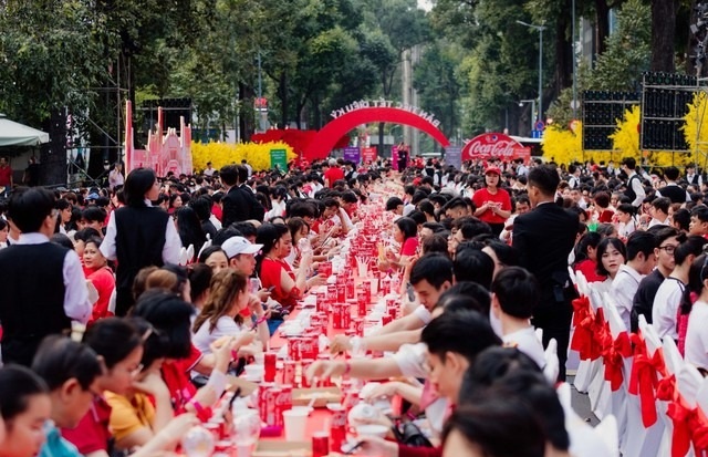 coca-cola-to-chuc-ban-tiec-tet-cho-1000-gia-dinh