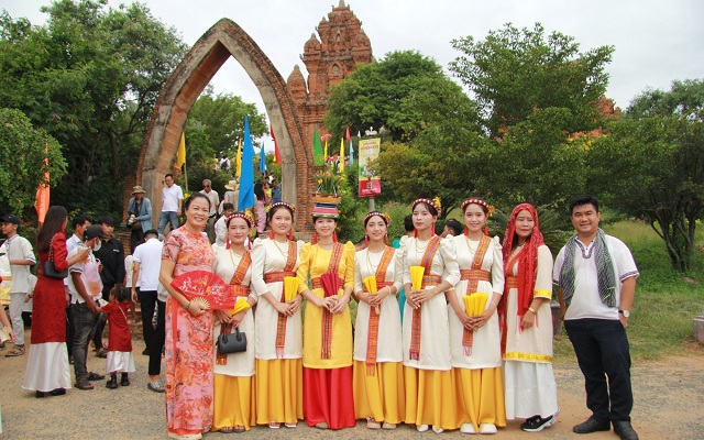 du-khach-say-me-voi-sac-mau-le-hoi-kate-2025