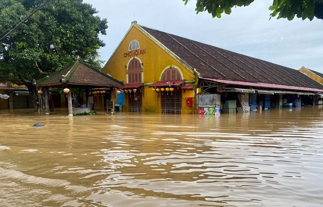 lut-dang-cao-tro-lai-pho-co-hoi-an-van-nuom-nuop-khach