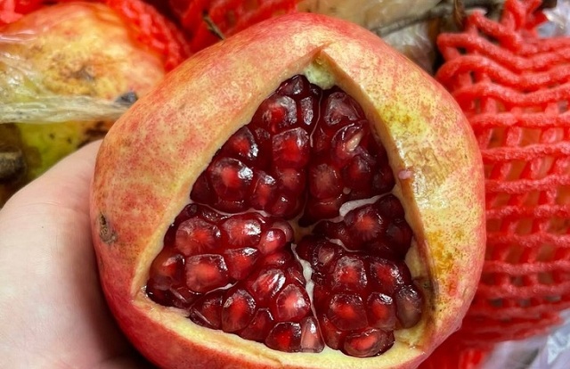 mua-luu-den-nho-dung-nuoc-ep-trai-luu-ngon-va-bo-duong