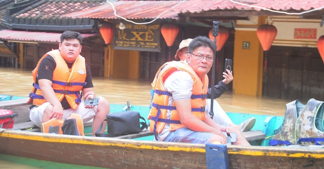 nguoi-nuoc-ngoai-va-chuyen-trai-nghiem-ngap-lut-lich-su-o-hoi-an