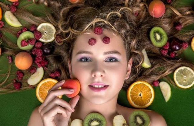 6-thuc-pham-giup-ban-xinh-dep-ruc-ro-tu-ben-trong