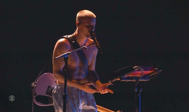 justin-bieber-mac-quan-dui-dien-o-grammy