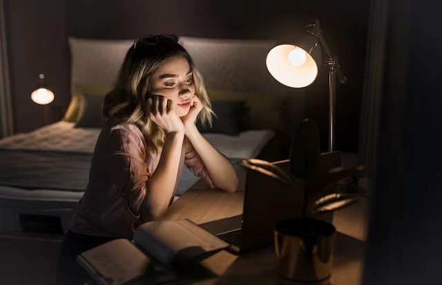 thoi-quen-ban-dem-quyet-dinh-nang-suat-sang-hom-sau