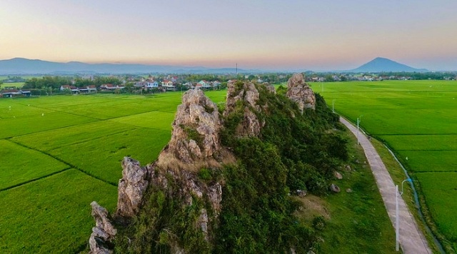 ganh-da-nhu-song-lung-rong-noi-len-giua-canh-dong-lua-phu-yen