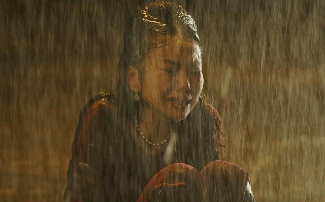 sieu-mau-thanh-hang-ngoi-bet-via-he-khoc-nuc-no-duoi-mua-luc-4h-sang