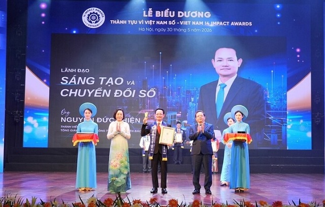 tong-giam-doc-evnnpc-nhan-giai-thuong-lanh-dao-sang-tao-va-chuyen-doi-so