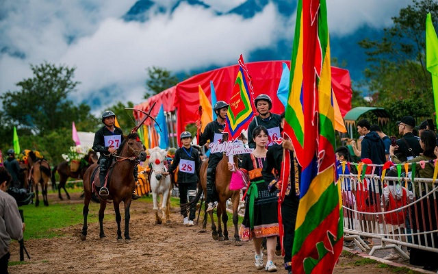 du-khach-thich-thu-trai-nghiem-le-hoi-tay-bac-voi-mua-giai-vo-ngua-tren-may