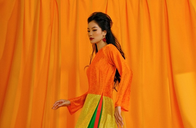 hoa-dao-mai-lay-on-do-ruc-ro-trong-thiet-ke-ao-dai-tet