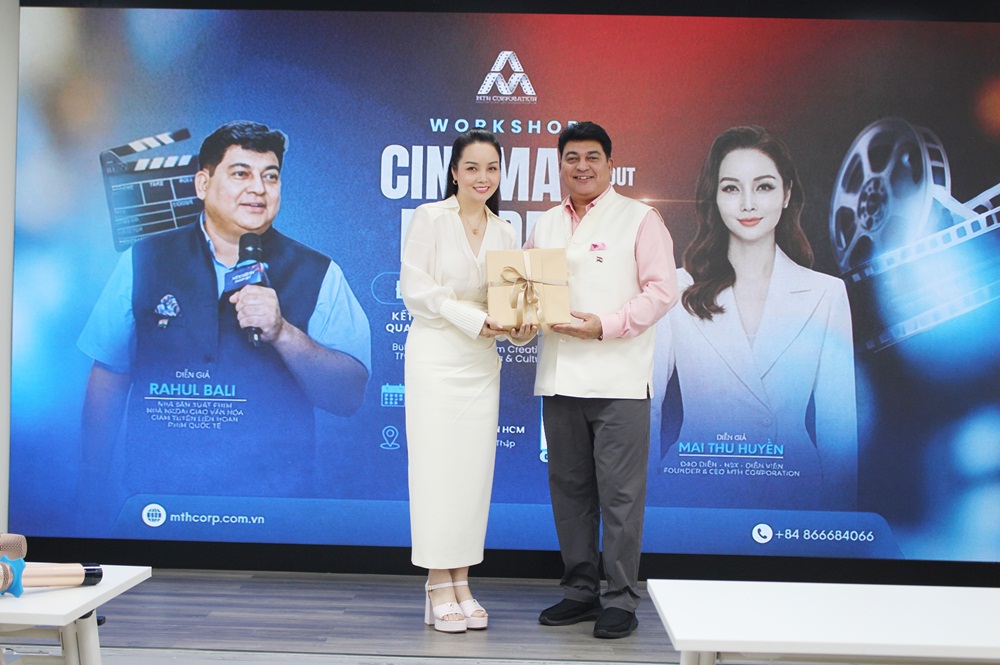 Nhà sản xuất,Đạo diễn, diễn viên Mai Thu Huyền tặng quà cảm ơn NSX, chuyên gia điện ảnh Rahul Bali