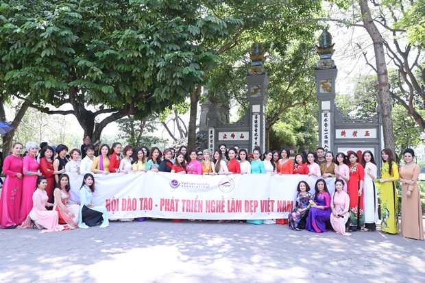 ra-mat-ban-phun-theu-tham-my-viet-nam-vhdn-1