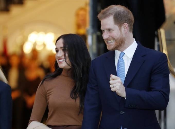 meghan-bi-che-nuc-cuoi-khi-in-tuoc-hieu-tren-bia-sach-1