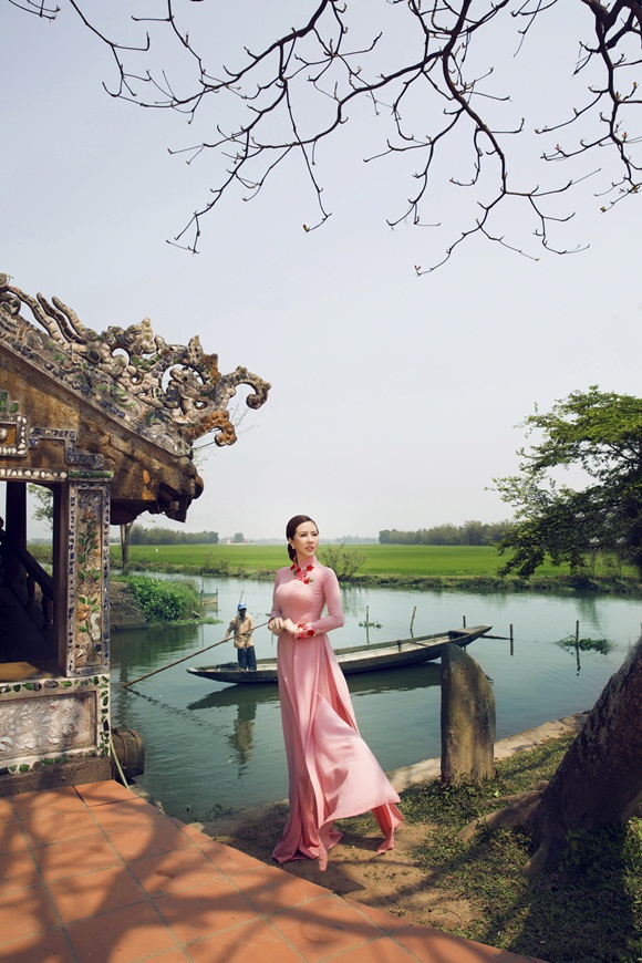 3-hoa-hau-thu-hoai-dep-hut-hon-giua-kinh-thanh-hue-van-hoa-doanh-nhan