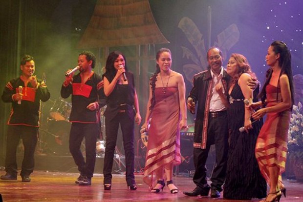 12-con-trai-nghe-si-y-moan-nghen-ngao-ke-ve-cha-van-hoa-doanh-nhan