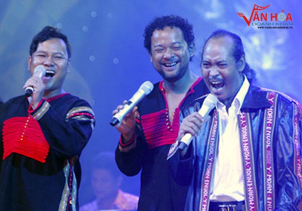 5-con-trai-nghe-si-y-moan-nghen-ngao-ke-ve-cha-van-hoa-doanh-nhan