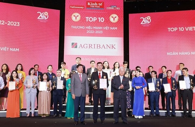 agribank-lot-top-10-thuong-hieu-manh-viet-nam-2023