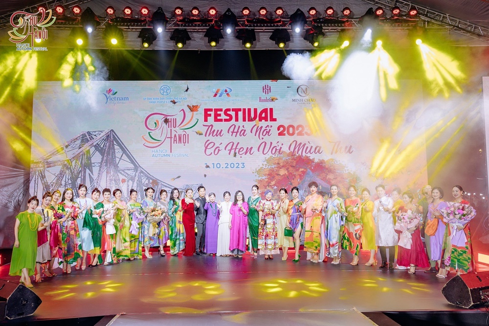ntk-giang-kyo-va-a-hau-julia-nguyen-lan-dau-ket-hop-dan-dung-san-dien-thoi-trang