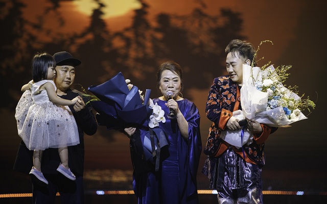 trung-quan-bat-khoc-khi-song-ca-cung-me-tai-live-concert-dau-tien-trong-su-nghiep