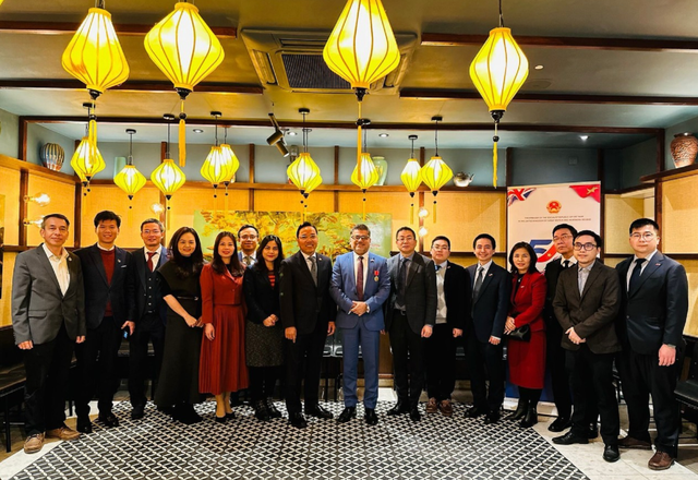 chu-tich-cong-ty-astrazeneca-viet-nam-vinh-du-don-nhan-huy-chuong-huu-nghi-cua-chu-tich-nuoc