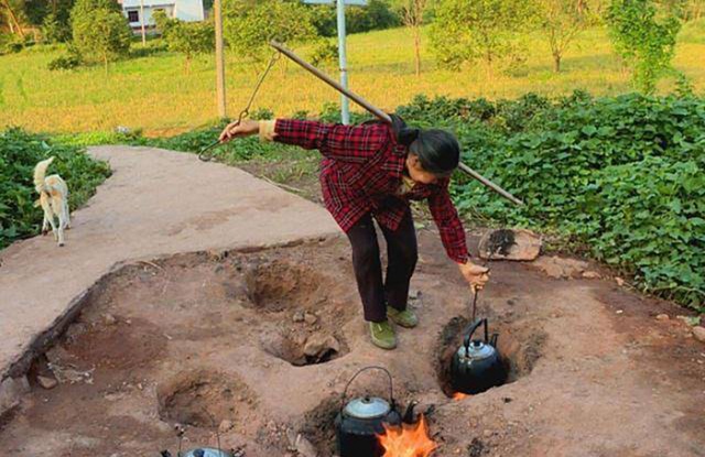 ngoi-lang-ma-thuat-co-lua-chay-tren-mat-dat-dan-lang-mang-noi-ra-giua-duong-nau