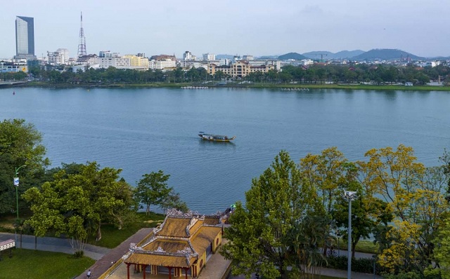 ngam-hue-vao-mua-cua-nhung-sac-hoa