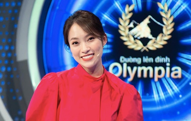 Profile 'cực xịn' của nữ MC VTV: Đỗ 4 trường đại học, có chị gái là phó giáo sư