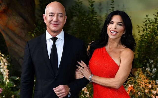 ty-phu-jeff-bezos-dinh-hon-voi-ban-gai-bua-tiec-dien-ra-tren-du-thuyen-500-trieu-usd