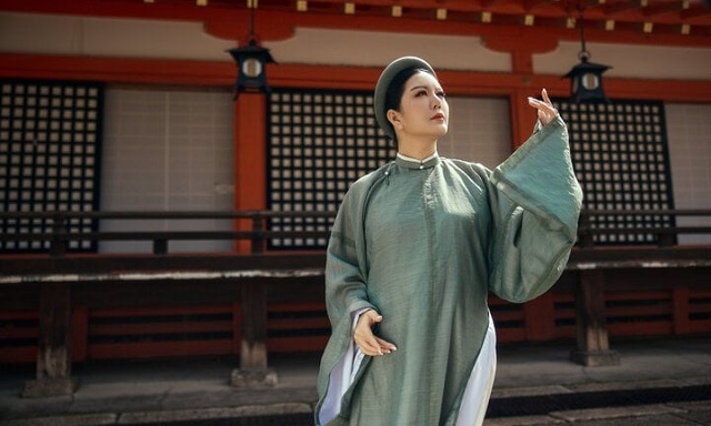 dinh-hien-anh-khoe-sac-trong-trang-phuc-ao-dai