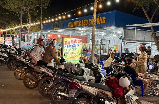 Cần Thơ có thêm khu chợ đêm, đông nghịt khách dù chưa cuối tuần