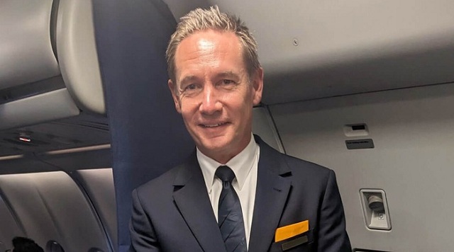 ceo-lufthansa-dong-vai-tiep-vien-hang-khong-de-trai-nghiem-thuc-te