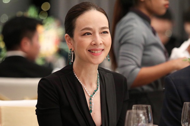 thoi-quen-tieu-tien-cua-nu-ty-phu-chong-lung-cho-bong-da-thai-lan