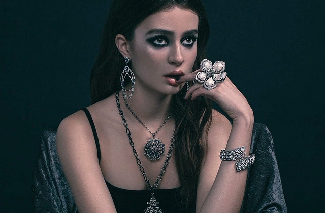 nhung-phu-kien-khong-the-thieu-cho-phong-cach-goth