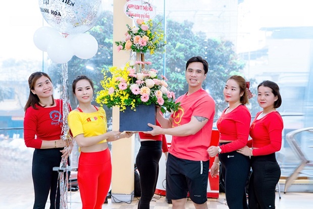 a-hau-doanh-nhan-toan-nang-chau-a-pham-cuc-tro-thanh-hlv-yoga-01