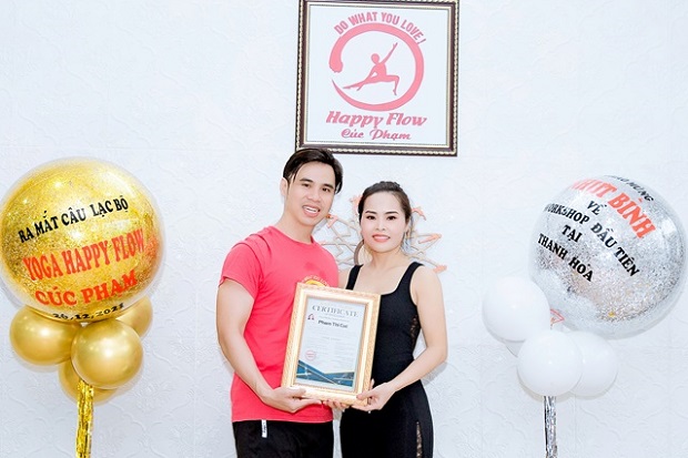 a-hau-doanh-nhan-toan-nang-chau-a-pham-cuc-tro-thanh-hlv-yoga