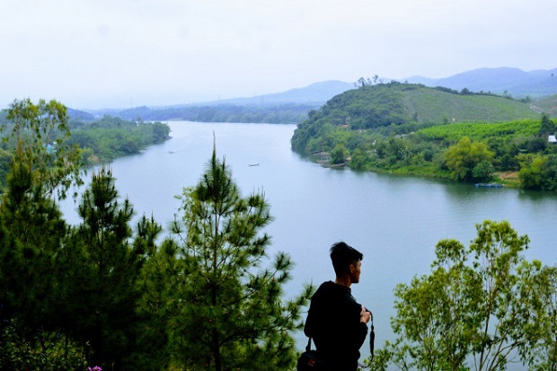 doi-thong-tho-mong-nhat-xu-hue-mat-than-ngam-tron-song-huong