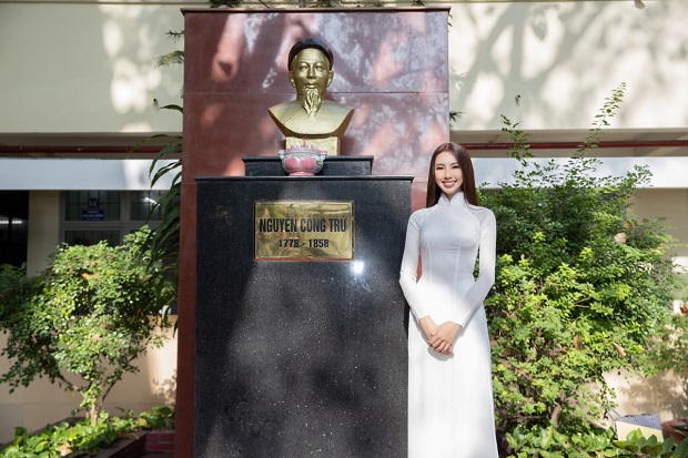 hoa-hau-thuy-tien-dien-ao-dai-nu-sinh-tri-an-thay-co-trong-ngay-ve-truong