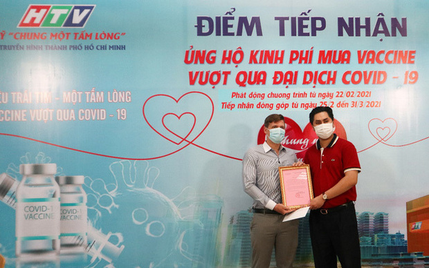 doanh-nhan-nguoi-my-den-htv-ung-ho-mua-vac-xin-covid-19