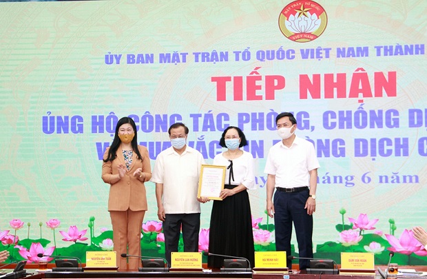 ha-noi-tiep-nhan-hon-20-ty-dong-ung-ho-mua-vaccine-covid-19