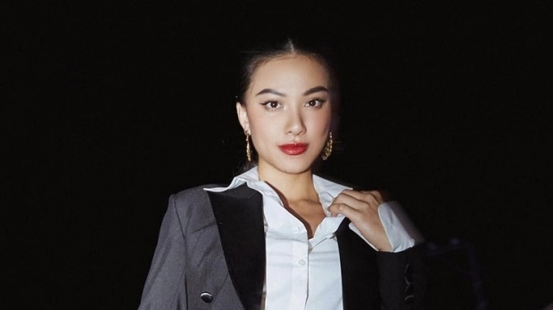 a-hau-kim-duyen-dien-suit-thanh-lich-tren-pho-mua