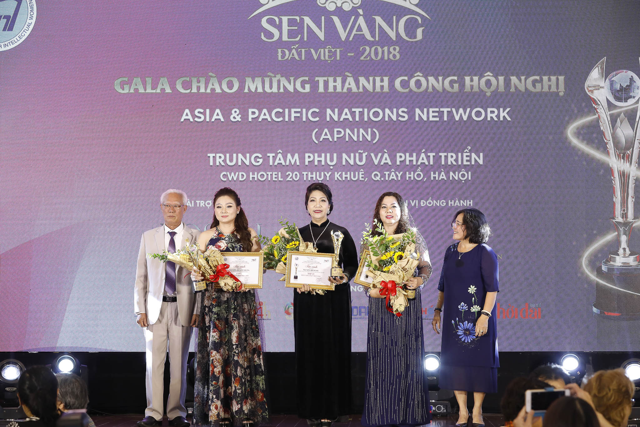 sen-vang-2174