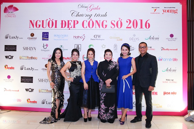 12-ntk-mi-trang-tren-ghe-nong-nguoi-dep-cong-so