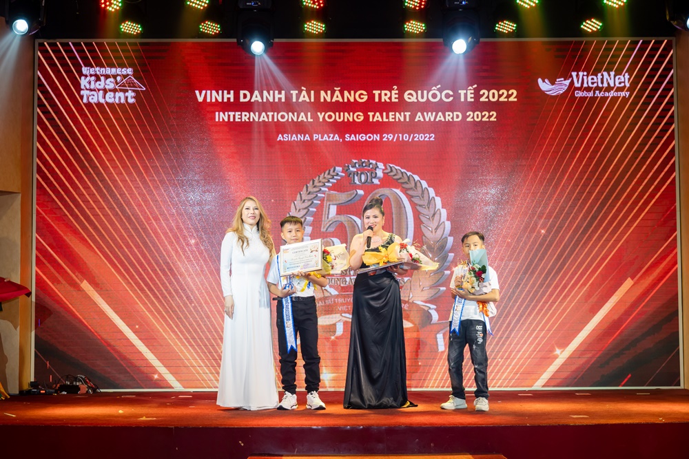 hoa-hau-tri-tue-pham-thi-thanh-nhung-bung-no-voi-su-kien-vinh-danh-top-50-dai-su-truyen-cam-hung-tre-vn-vanhoadoanhnhan-6