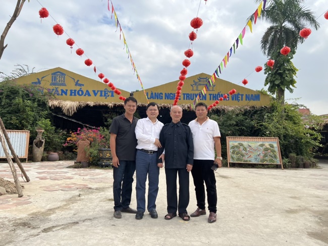 lang-nghe-truyen-thong-viet-nam-gom-phu-lang--luu-giu-ve-dep-nguon-coi-ban-sac-van-hoa-viet-nam-wshowbiz-2