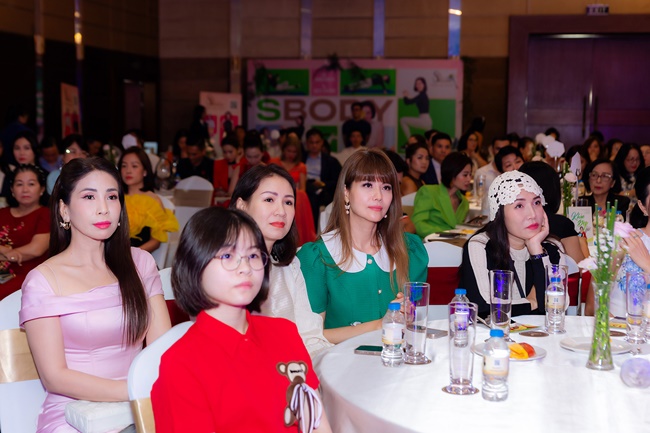 ts-nguyen-thu-huong-ra-mat-sach-khoe-dep-tu-goc-hanh-trinh-99-ngay-cham-lai-thanh-xuan-tgnguoinoitieng 27