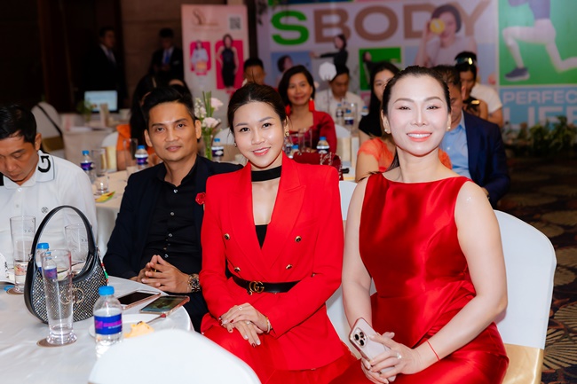 ts-nguyen-thu-huong-ra-mat-sach-khoe-dep-tu-goc-hanh-trinh-99-ngay-cham-lai-thanh-xuan-tgnguoinoitieng 29