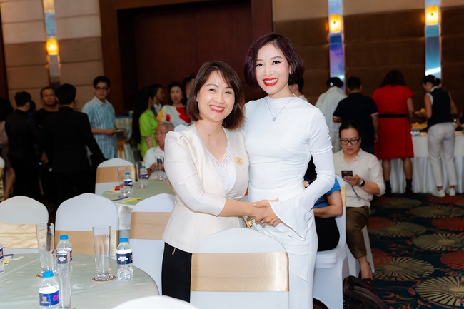 ts-nguyen-thu-huong-ra-mat-sach-khoe-dep-tu-goc-hanh-trinh-99-ngay-cham-lai-thanh-xuan-tgnguoinoitieng 6