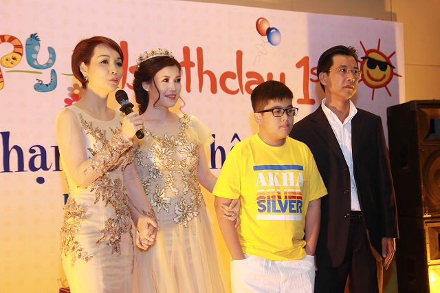 Tiec-chuc-mung-DN-Ngoc-Lan-8