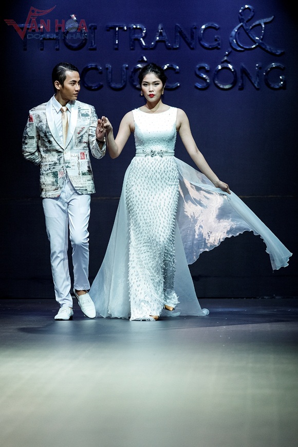 13-hoa-hau-le-quyen-kieu-ky-khoe-dang-van-hoa-doanh-nhan