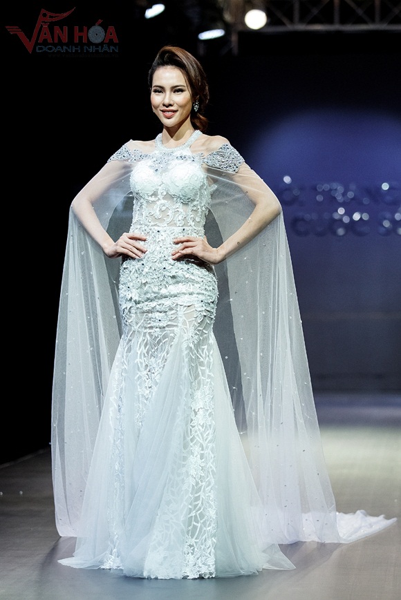 2-hoa-hau-le-quyen-kieu-ky-khoe-dang-van-hoa-doanh-nhan