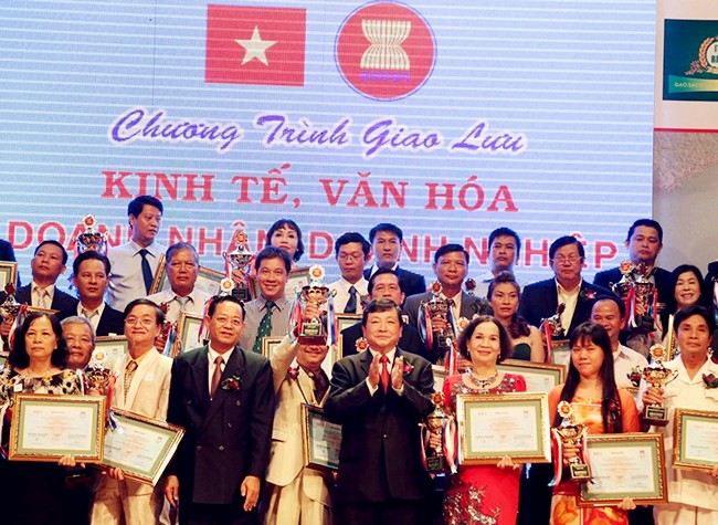 doanh-nhan-nguyen-hoang-anh-nha-quan-ly-tam-tai-asean-2015-16
